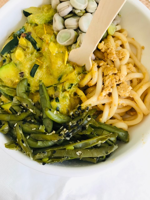zielone warzywa i makaron udon